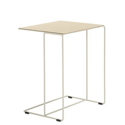 Oki Saddle Beistelltisch, H 49 x B 42 x T 34 cm, Leder Saddle clay, Matt-pulverbeschichtet sand