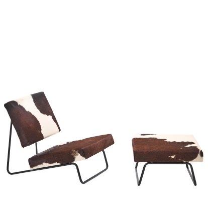 Hirche Loungesessel, Kuhfell, braun / weiß, Pulverbeschichtet, schwarz, mit Fußhocker